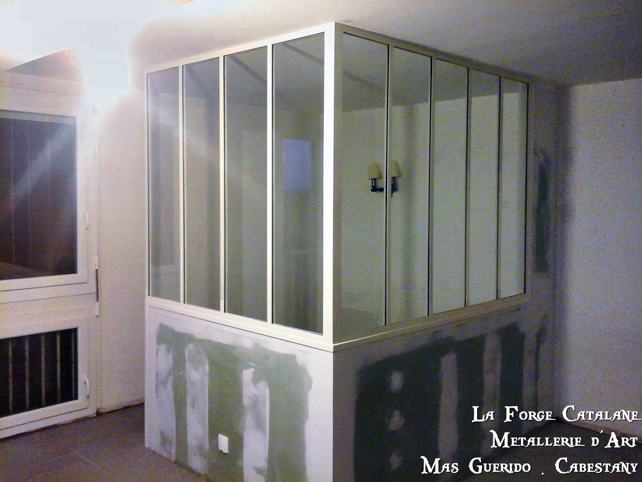 verriere type ancien atelier avec capotage et thermolaquage blanc forge catalane.jpg